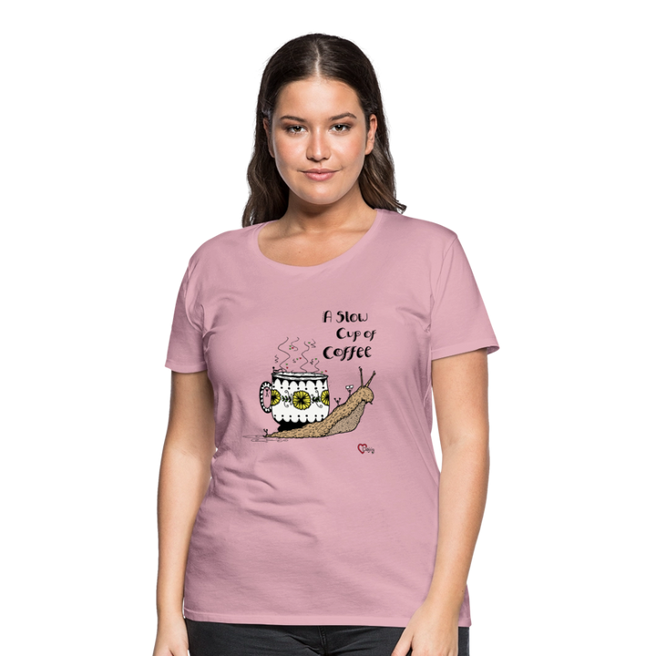 A Slow Cup of Coffee Snegl - Eksklusiv Dame T-shirt - lyserosa