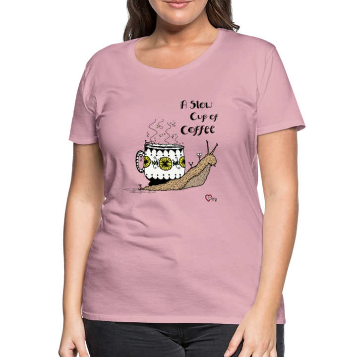 A Slow Cup of Coffee Snegl - Eksklusiv Dame T-shirt - lyserosa