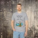 t-shirt til dame og herre - Yoga happy hour