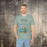 t-shirt til dame og herre - Yoga happy hour