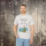 t-shirt til dame og herre - Yoga happy hour